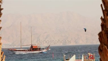 Bir yelkenli yat, yalnız yat yelken olmadan ve kişi ile güneşli havalarda ufukta silueti yelkenli gemi yüzen deniz, yelkenli tekne, deniz yürü