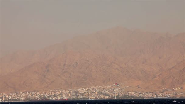 海景，山和城市在山脚下，世界最大国旗的背景 — 图库视频影像