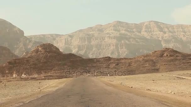Pohled na skalnaté pouště s oknem auta, pouštní panorama hor — Stock video
