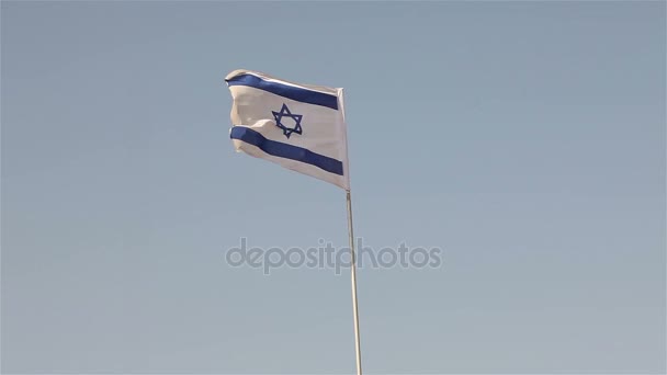 Uma bandeira israelense acenando na brisa filmada em Israel . — Vídeo de Stock
