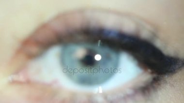 Çocuk göz geceleri internet'te sörf closeup çekim