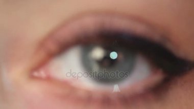 Çocuk göz geceleri internet'te sörf closeup çekim