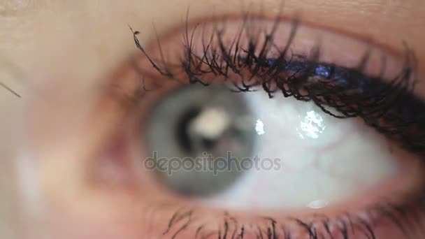 Gros plan de garçon oeil surf internet la nuit 