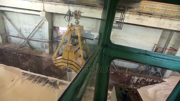 Industriella crane, gantry kran, järnväg kranen rör sig råvaror i företaget, utsikten från sittbrunnen. — Stockvideo