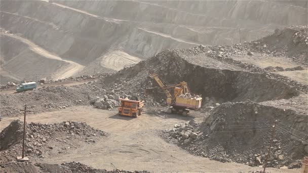 Escavatore industriale e lavoratore in una cava, un grande escavatore industriale jaded — Video Stock
