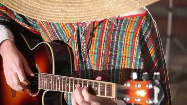 Meksikalı gitar yakın çekim planı, oyun gitar çalış