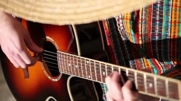 Mexicano toca la guitarra Primer plano, Tocar la guitarra — Vídeo de stock