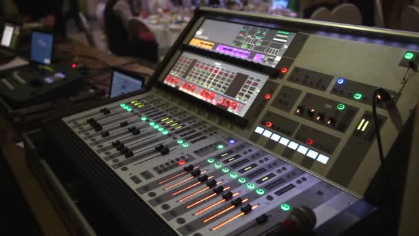 Console de áudio profissional em um concerto, console mixer de som durante um concerto, mixer de áudio, engenheiro de controle, foco seletivo, mixer de áudio, profundidade rasa de campo — Vídeo de Stock