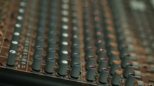 Professionelles Audio-Mischpult im Konzert, Tonmischpult während des Konzerts, Audio-Mischpult, Steuerungstechniker, selektiver Fokus, Audio-Mischpult, geringe Schärfentiefe — Stockvideo