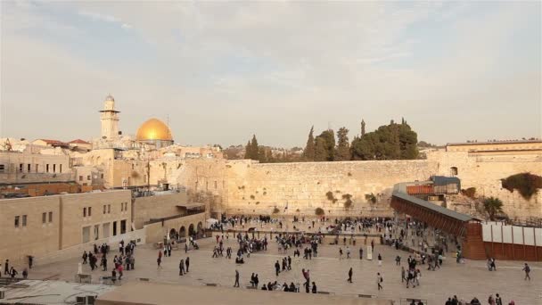 Jeruzalém, západní zeď a skalní, Izrael vlajka, obecný plán dóm — Stock video