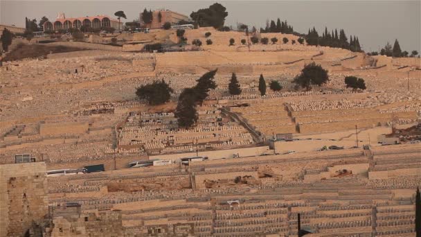 Der Olivenberg mit Blick auf den Friedhof in Richtung Felskuppel bei Sonnenuntergang. — Stockvideo