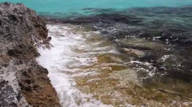 Masmavi deniz, bir deniz Berg renkli, kayalık sahil sahil şeridi çerçevede karşı dalgalar ara
