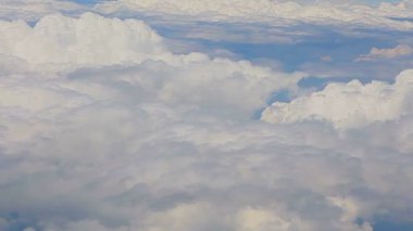 Uçak penceresinden güzel kar-beyaz bulutlar uçak penceresinden görüntülemek