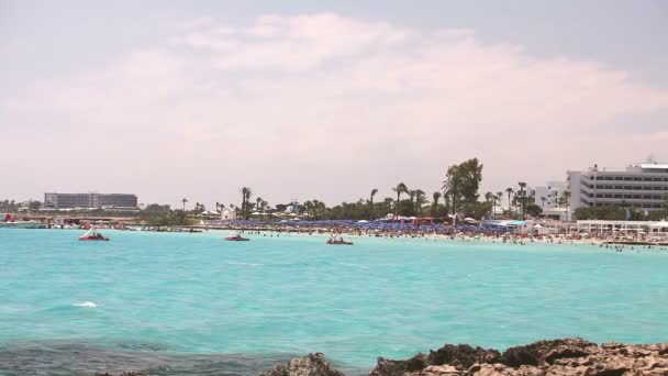 塞浦路斯、 阿依、 海度假村，在海滩上休息，人们沐浴，在海边沙滩上享受日光浴 — 图库视频影像