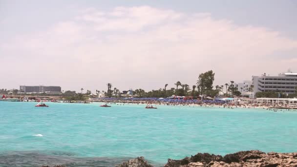 Cipru, Ayia Napa, Sea Resort, odihnă pe plaja mării, oameni baie și plajă pe plaja mării — Videoclip de stoc