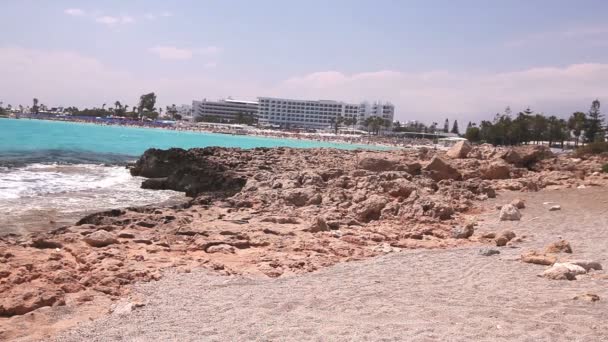 Sea resort, hotel junto al mar o al océano, El mar azul, un mar de color abedul, olas se rompen contra una costa rocosa — Vídeos de Stock