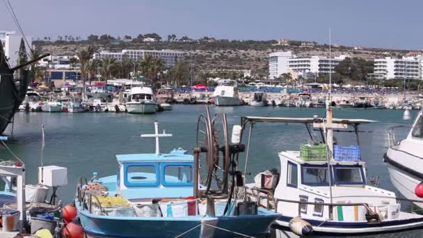 The fishing boats standing at the pier, fishing boats parking, Group of fisherman boat mooring at jetty on — Stock Video