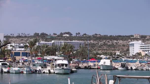 Los barcos de pesca de pie en el muelle, los barcos de pesca aparcamiento, Grupo de amarre barco pescador en embarcadero en — Vídeo de stock