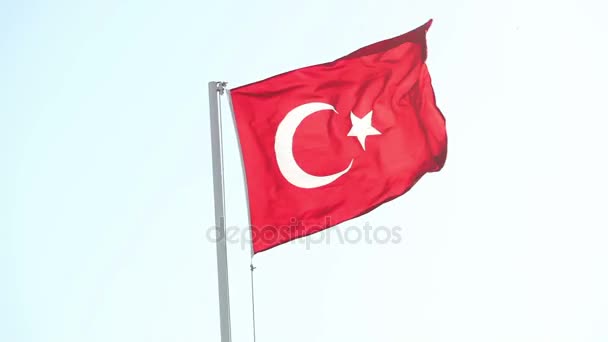 Drapeau turc agitant dans le ciel bleu, Drapeau de la Turquie dans le vent — Video