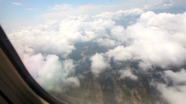 Uitzicht vanuit vliegtuig raam, mooie sneeuwwitte wolken vanuit het vliegtuig venster — Stockvideo