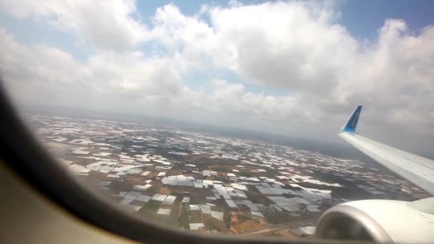 Vista desde la ventana del avión, Hermosas nubes blancas como la nieve desde la ventana del avión — Vídeos de Stock