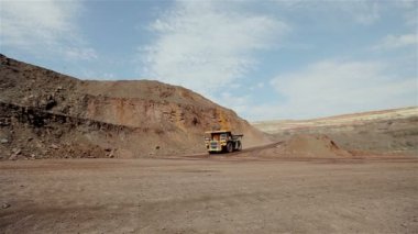 Yol boyunca bir damper rides