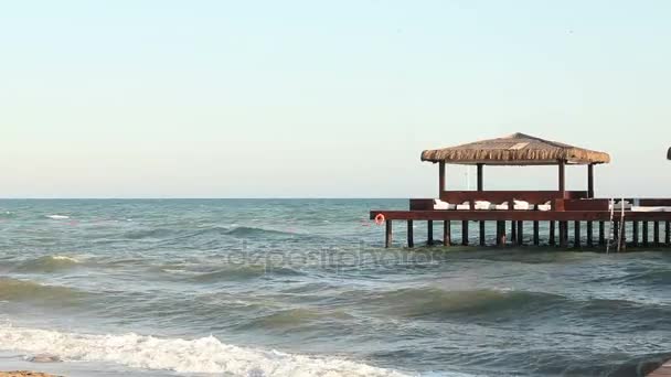 Piren på den turkiska kusten, café på piren, vågor, bra väder — Stockvideo