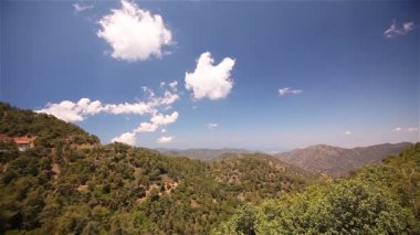 Bulutlarda yüksek Dağları, güzel yeşil dağlar, bir dağ, bir hızlandırılmış hareketi