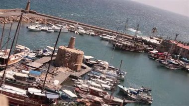 Balıkçı tekneleri iskeleye yakın, Park balıkçı gemileri, zevk tekneleri ve balıkçı tekneleri Harbor, genel planı