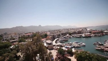 Balıkçı tekneleri iskeleye yakın, Park balıkçı gemileri, zevk tekneleri ve balıkçı tekneleri Harbor, genel planı