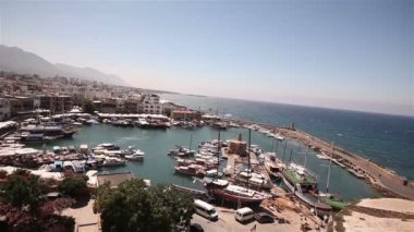 Balıkçı tekneleri iskeleye yakın, Park balıkçı gemileri, zevk tekneleri ve balıkçı tekneleri Harbor, genel planı