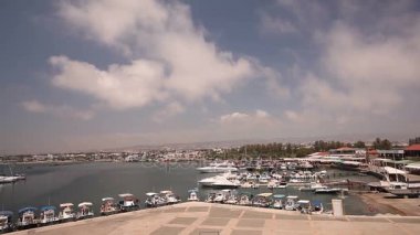 Balıkçı tekneleri iskeleye yakın, Park balıkçı gemileri, zevk tekneleri ve balıkçı tekneleri Harbor, genel planı
