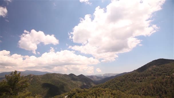 El movimiento de nubes en lo alto de las montañas, hermosas montañas verdes, una cordillera, un lapso de tiempo — Vídeo de stock