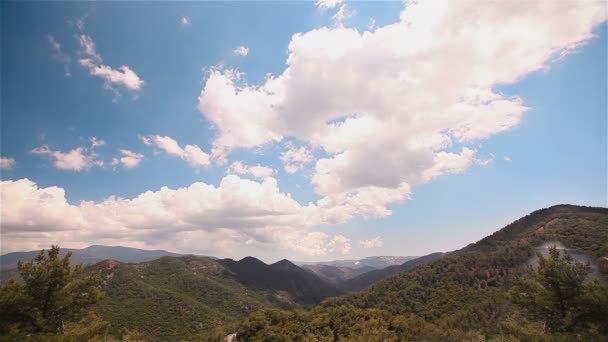 El movimiento de nubes en lo alto de las montañas, hermosas montañas verdes, una cordillera, un lapso de tiempo — Vídeos de Stock