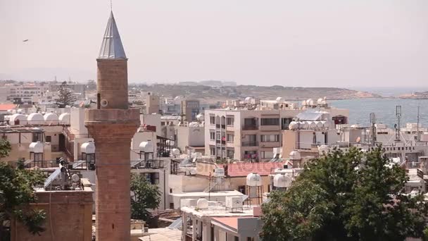 Vista de la ciudad árabe por una mezquita, la ciudad árabe cerca del mar, el minarete en la ciudad árabe, el musulmán, la ciudad musulmana, al este, ciudad árabe cerca del mar, contra el telón de fondo de las montañas, vista superior — Vídeo de stock