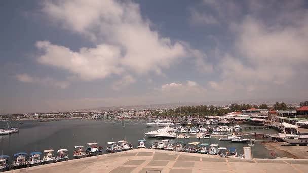 Barcos de pesca cerca del muelle, Aparcamiento de barcos de pesca, Barcos de placer y barcos de pesca en el puerto, plan general — Vídeos de Stock