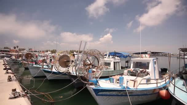 Barcos de pesca perto do cais, Estacionamento de navios de pesca, barcos de recreio e barcos de pesca no porto — Vídeo de Stock