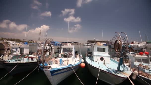 Balıkçı tekneleri iskeleye yakın, Park balıkçılık gemileri, zevk tekneler ve balıkçı tekneleri Harbor — Stok video