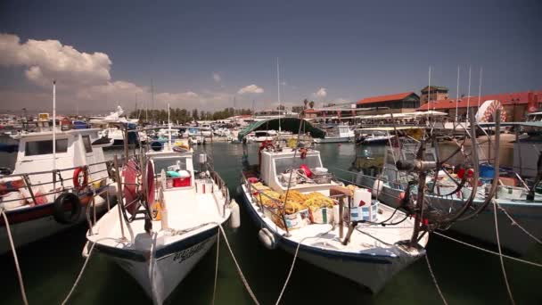 Vissersboten in de buurt van de pier, schepen Parking van visserij, pleziervaartuigen en vissersboten in de haven — Stockvideo
