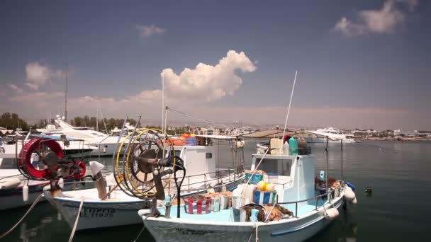 Barcos de pesca perto do cais, Estacionamento de navios de pesca, barcos de recreio e barcos de pesca no porto — Vídeo de Stock