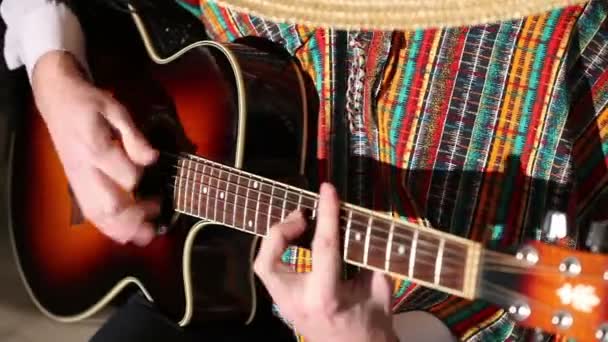 Mexikaner spielt Gitarre in Nahaufnahme, spielt Gitarre — Stockvideo