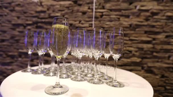 Champanhe em copos, uma taça de champanhe, design do banquete, close-up de champanhe, interior do banquete, dentro de casa — Vídeo de Stock