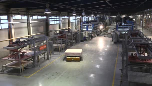세라믹 타일, 현대 공장 실내 전기 자동 가이드 차량 플랫폼의 인테리어, 산업 생산 — 비디오