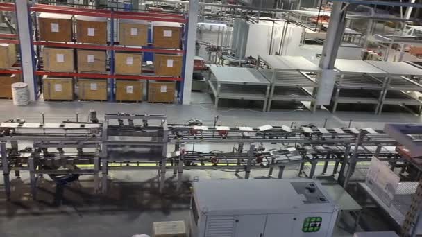 Industriële interieur, productie van keramische tegels, moderne fabriek interieur, transportband, panorama — Stockvideo