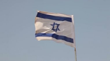 İsrail'de esintiyle sallayarak bir İsrail bayrağı çekildi.