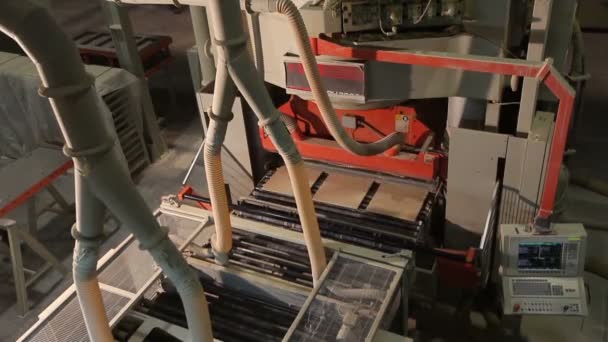 Keramiska plattor anläggning, blanking och piercing av keramiska plattor, tillverkning av keramiska plattor — Stockvideo