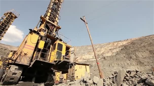 De pit boor panorama, industriële, drilling rig in een steengroeve, grote boren machine — Stockvideo