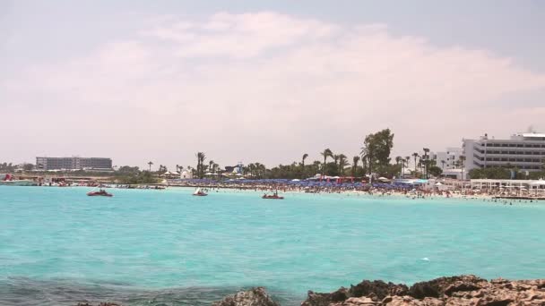 塞浦路斯、 阿依、 海度假村，在海滩上休息，人们沐浴，在海边沙滩上享受日光浴 — 图库视频影像