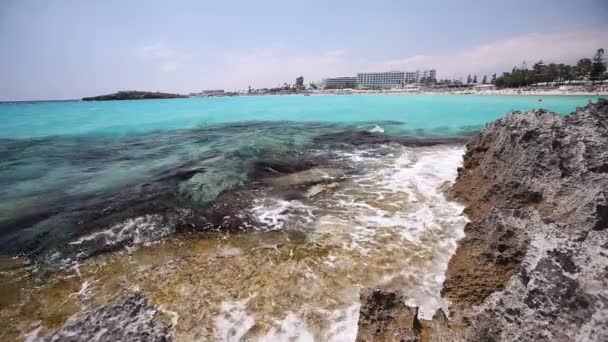 Sea resort, hotell vid havet eller havet, det azurblå havet, ett hav av Björk-färgad, vågorna bryter mot en rocky shore — Stockvideo