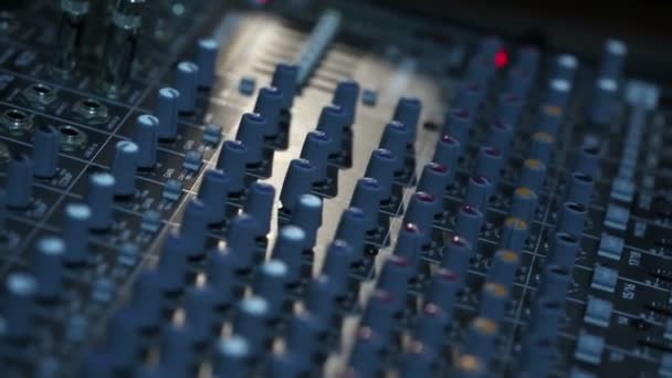 Console de áudio profissional em um concerto, console mixer de som durante um concerto, mixer de áudio, engenheiro de controle, foco seletivo, mixer de áudio, profundidade rasa de campo — Vídeo de Stock